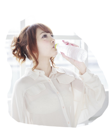 ミネラルウォーターを飲む女性